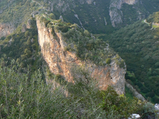 Il roccione dove sorge il Castel Medusa